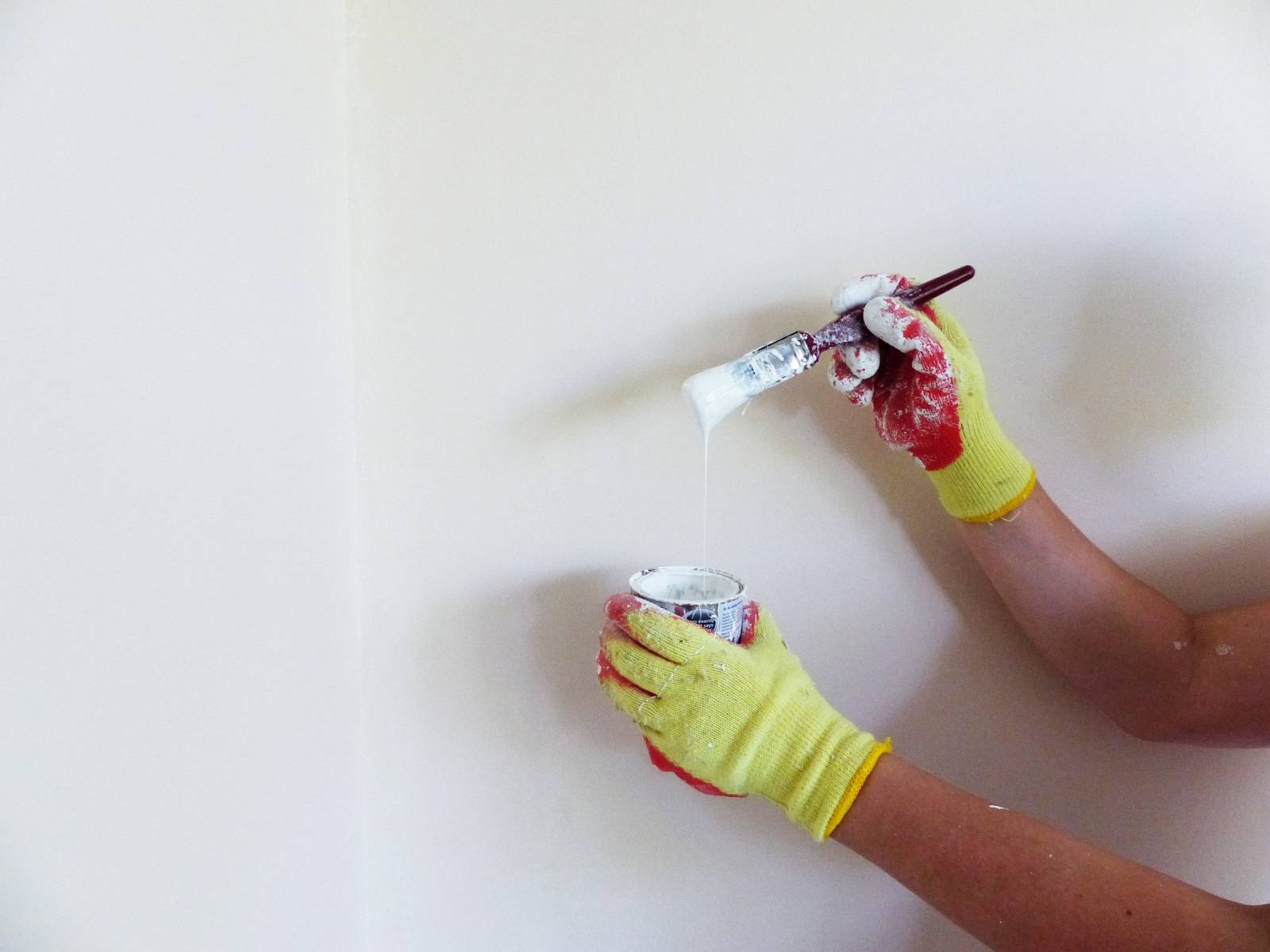 Domiblue c'est l'aide à domicile pour la peinture et la réparation de vos murs et plafonds.