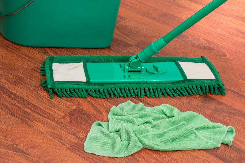 Taches tenaces : Comment nettoyer votre sol sans laisser de traces ?